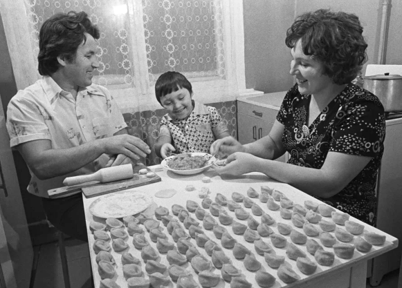 Советская мясорубка – надёжная, как АК-47. Всё, что у неё могло сломаться — это стол, к которому она крепилась