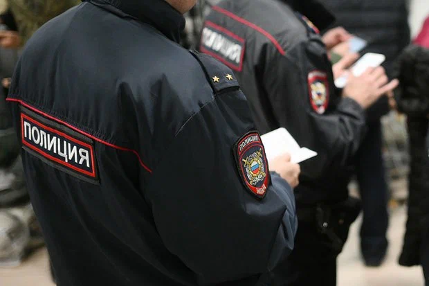 В Москве арестовали двоих полицейских, обвиняемых в изнасиловании девушки.