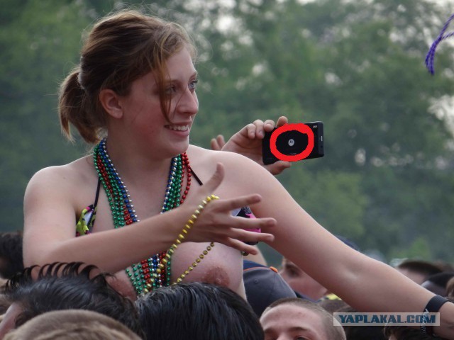 Фестиваль и naked boobs