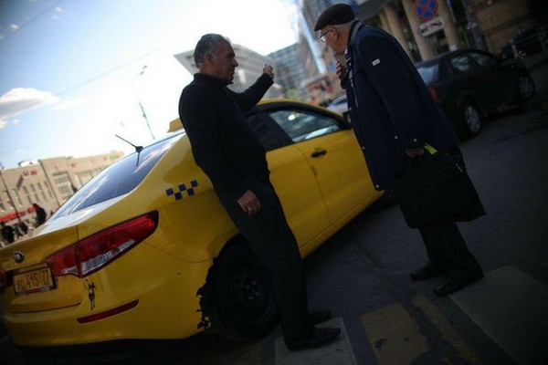 Битва не на жизнь, а на деньги! "Бомбилы" в аэропортах объявили войну агрегаторам