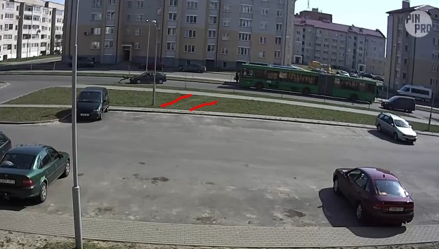 15-летний школьник выбежал на дорогу из-за автобуса — прямо под машину