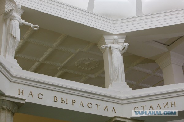 Гремя огнём сверкая блеском стали