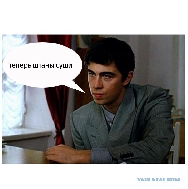Девушка прыгает с парашютом!