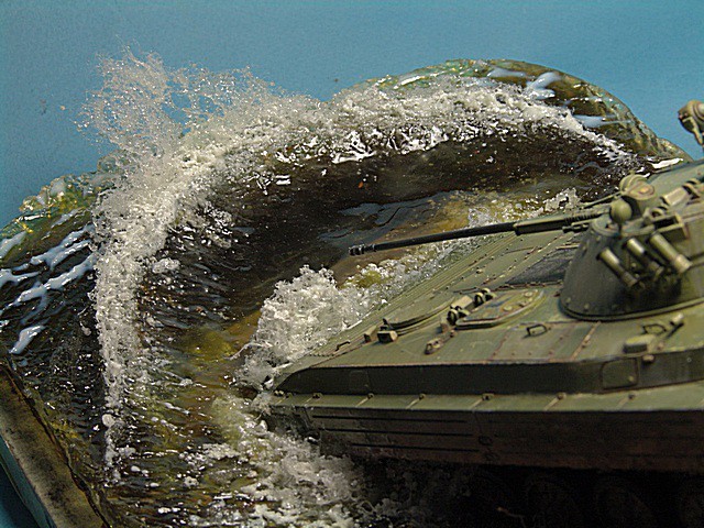 БМП ныряет в воду