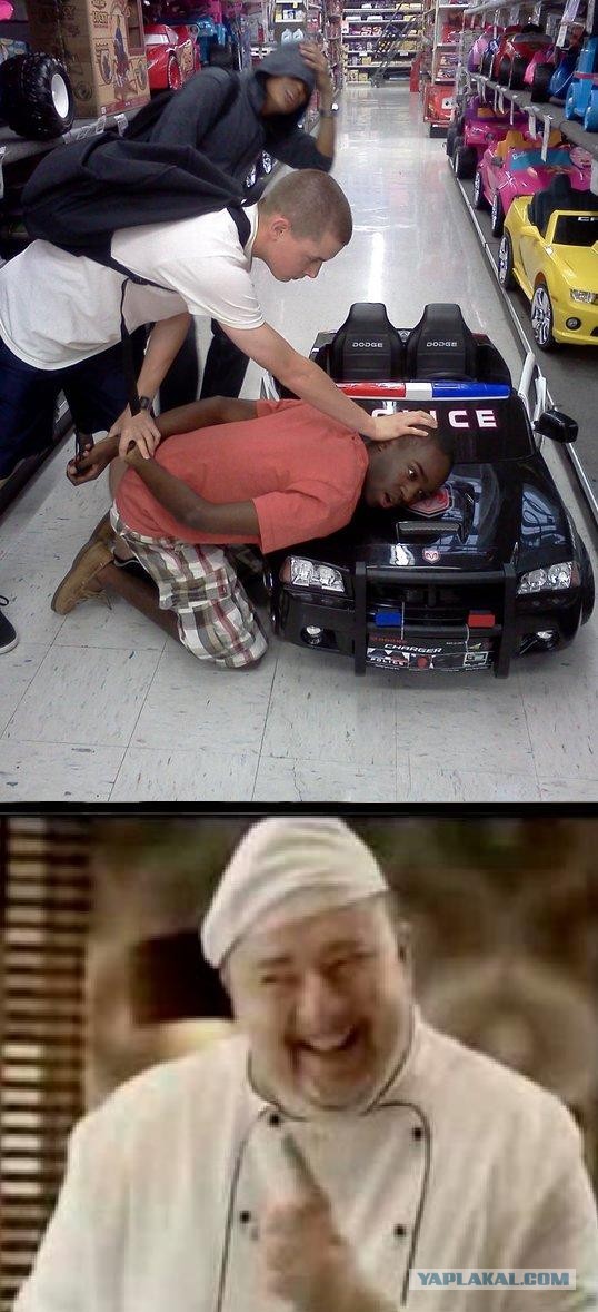 Голый негр запрыгнул на машину