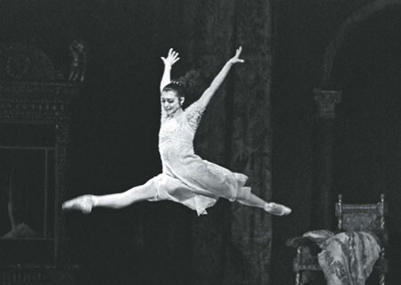 Был в балете: мужики девок лапают...