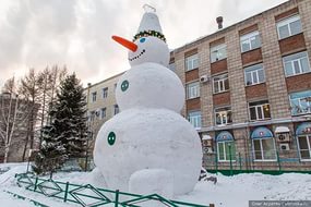 Комбайн, ловко выдергивающий из земли морковки