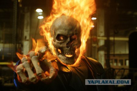 Голова девушки вспыхнула после огненного шоу бармена