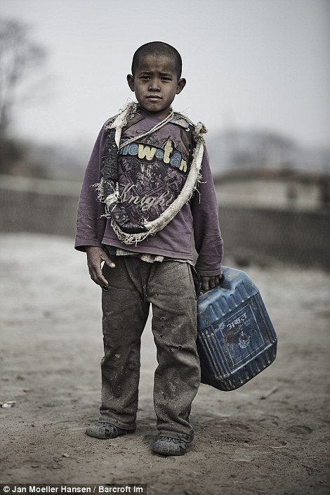 Тяжелый детский труд на производстве кирпича в Непале