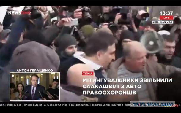 Саакашвилли угрожает прыгнуть с крыши