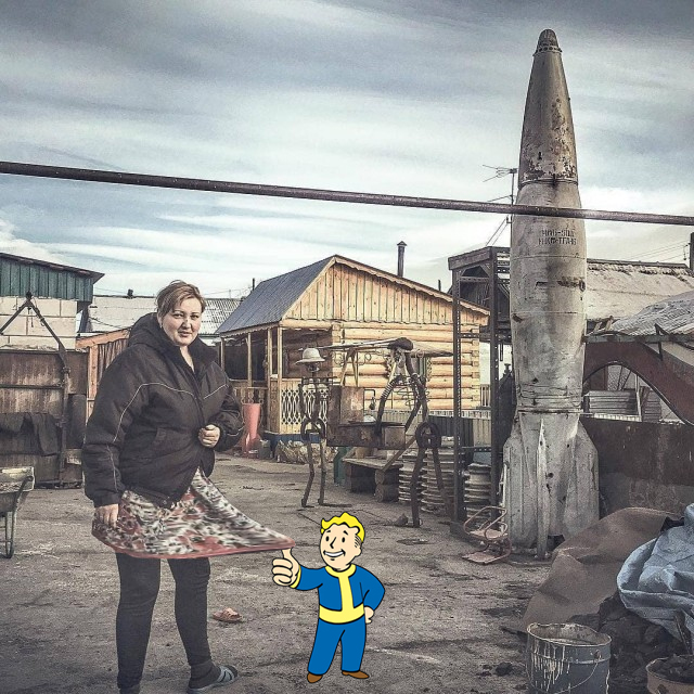 В Бурятии мужик нашел на полигоне корпус авиабомбы, притащил к себе на участок и установил как украшение
