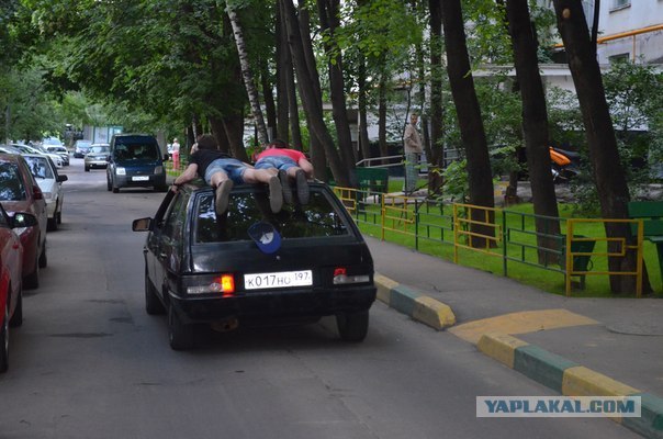 Крутые ребята против одной девушки