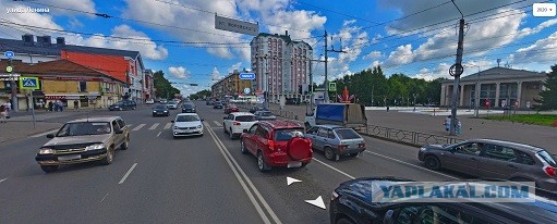 В Кирове водитель BMW сбил семью с ребёнком на пешеходном переходе, проехав на ЗЕЛЁНЫЙ