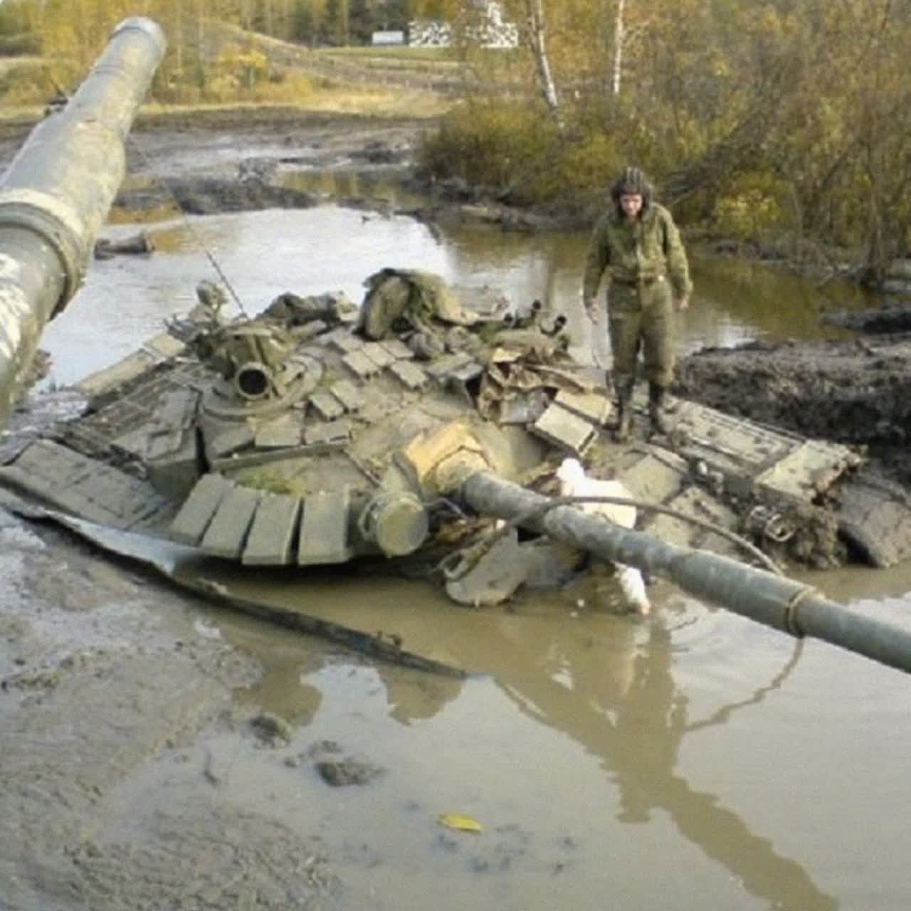 Танк утонул. Утонувшие танки. Чебаркульский полигон танк утонул. Танки в грязи. Утопленный танк.