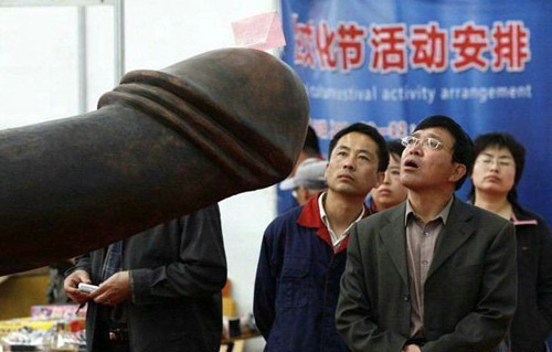 Красный пенис официально останется на гербе швейцарского Берна