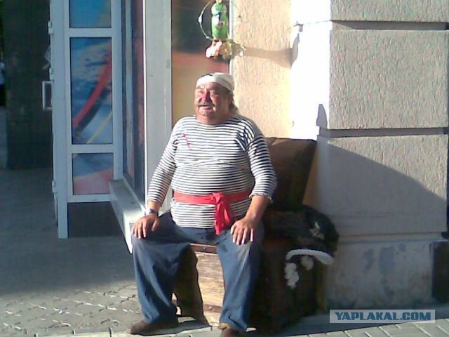 дате старому пирату сигаретку...!