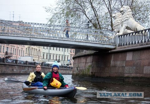 Местные жители пробираются через блокированный Невский по льду замерзшей реки.