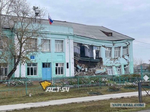 В городе Татарск Новосибирской области рухнула средняя школа N5
