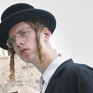 Богомол прыгнул на лицо мальчика