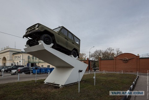 Автомобили на постаменте