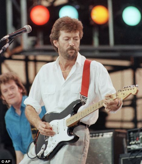 Как делают знаменитые гитары Fender Stratocaster.