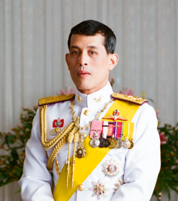 Король Таиланда устал от карантина с 20 наложницами и улетел на фестиваль на родину