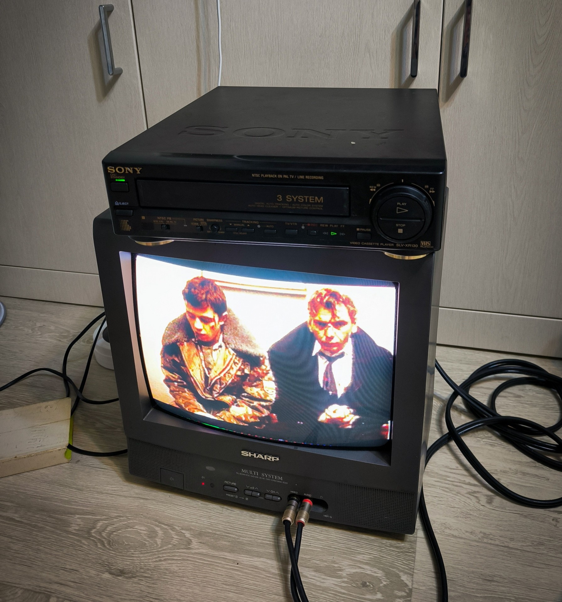 Купил видак, сижу смотрю