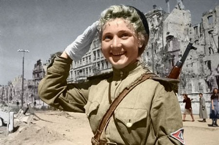 Женщины и война. Только улыбки