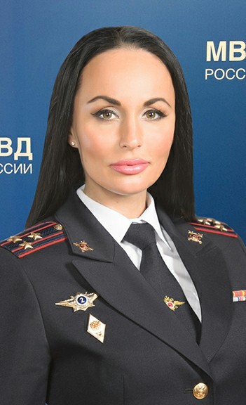 Бухая яжемать из Екатеринбурга ведет пьяный стрим с маленьким ребенком