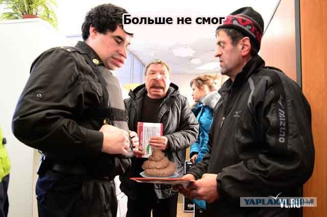 Фотожаба: Приставы и страховщики.