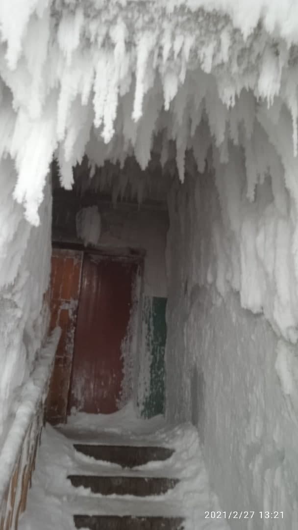 Ледяные сталактиты захватили жилой подъезд одного из домов в Печоре