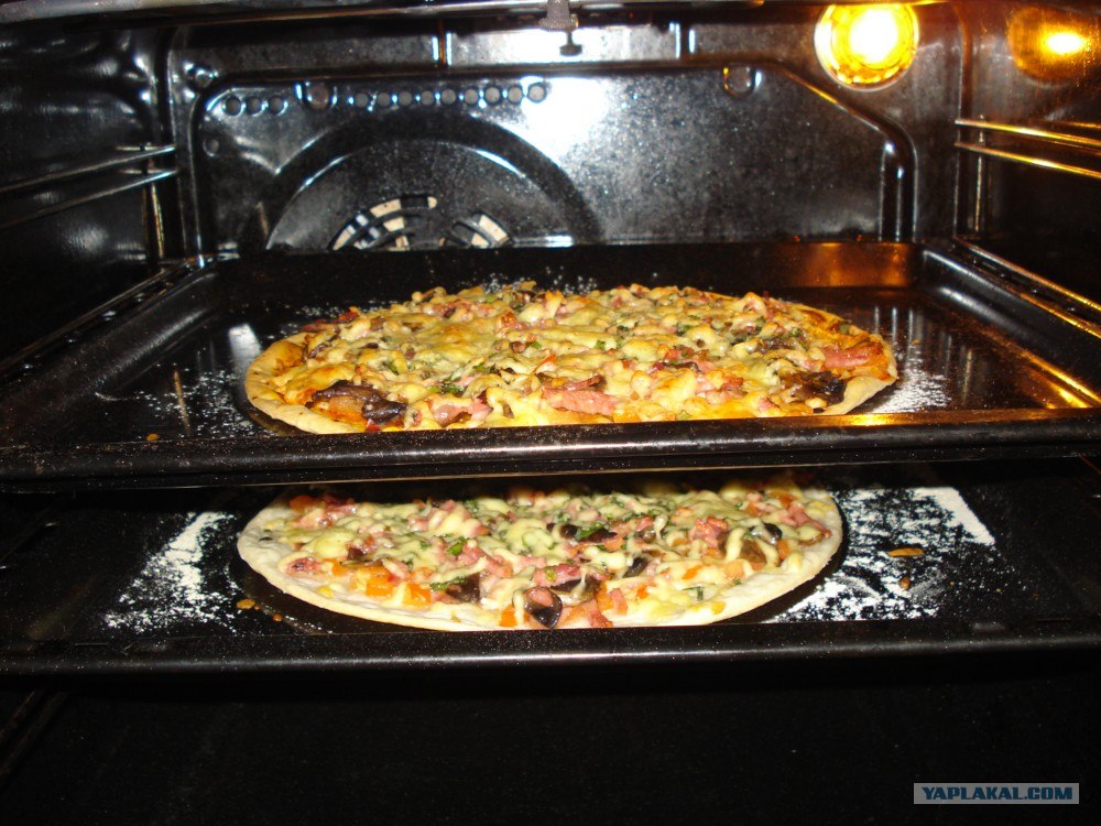 Сколько по времени печь пиццу в духовке. Луковка пицца. Пицца в духовке. Пицца домашняя в духовке. Пицца на противне в духовке.