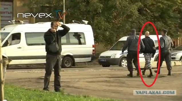 Полиция задерживает беременных женщин и детей