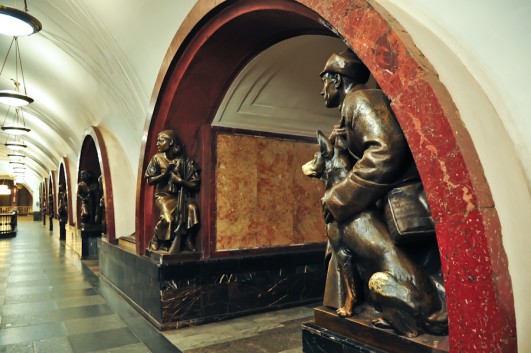 Необычное: московское и питерское метро без людей