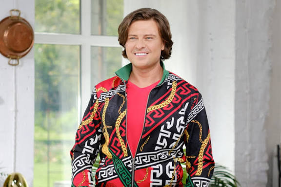 «Умчала в Дубай, крутит с миллионерами, покрасила волосы в розовый цвет» как в свои 77 лет живет «веселая вдова» Караченцева