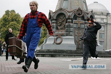 Мигранта-трансвестита ( или мигрантку, не поймёшь, в общем) задержали за пропаганду ЛГБТ*.