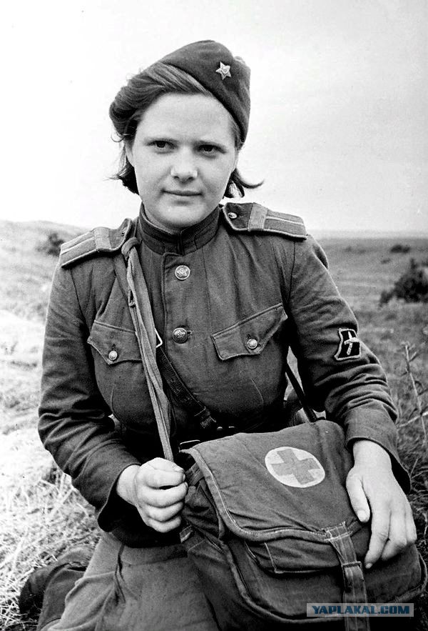 Женщины и война. Только улыбки