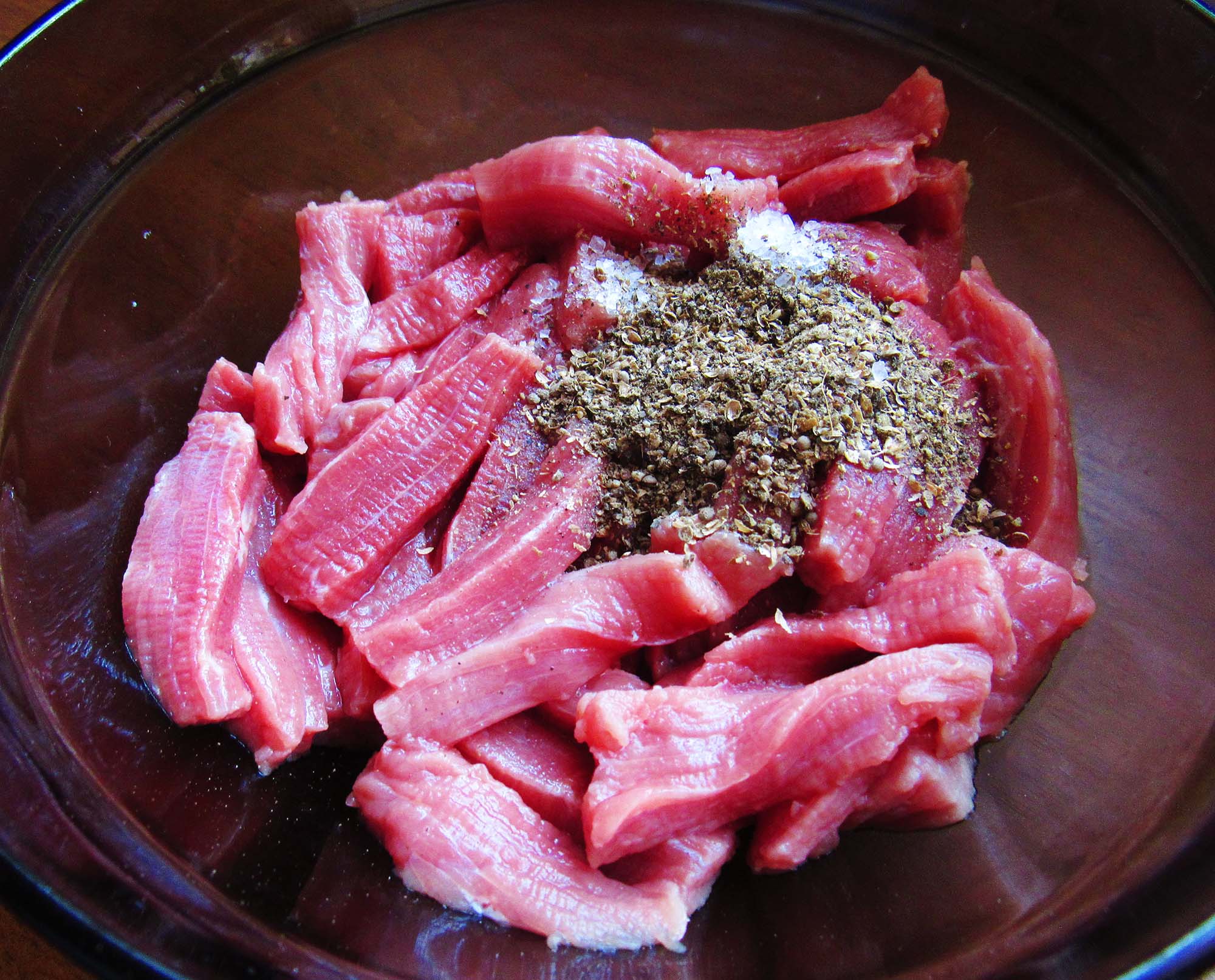 Быстрый маринад для говядины для мягкости. Мясо мягкое и сочное. Стейк со спаржей. Сирлоин-стейк. Гуляш из говядины охлаж.