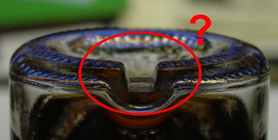 дно бутылки вина. донышко винной бутылки. прорезь на дне бутылки. выемка на бутылке. прорезь на дне бутылки.