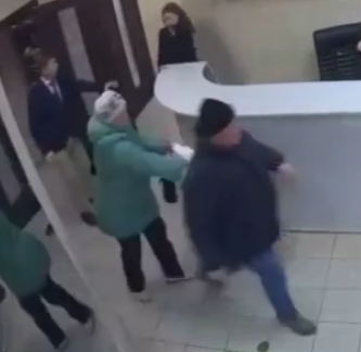 В Рязани мужчина ударил девушку на ресепшене