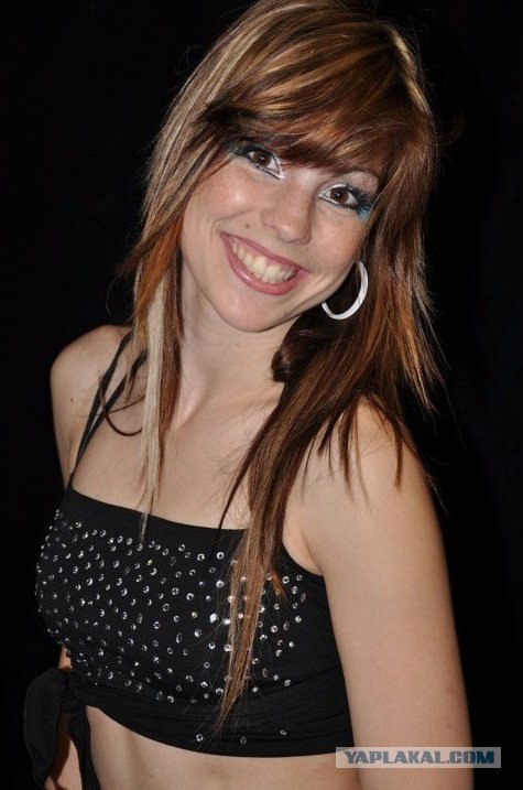 Девушка танцует бачата