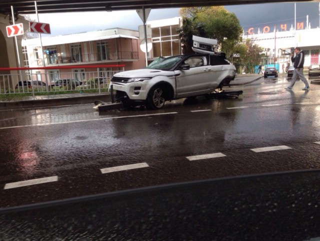 Mercedes слетел с моста на МКАД