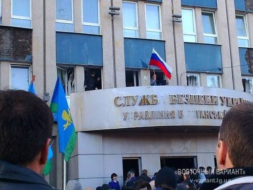 Митингующие штурмом взяли СБУ в Луганске