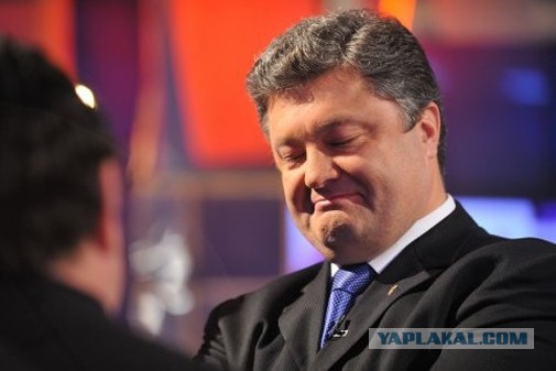 В Ивано Франковске в мусорном баке возят чиновника