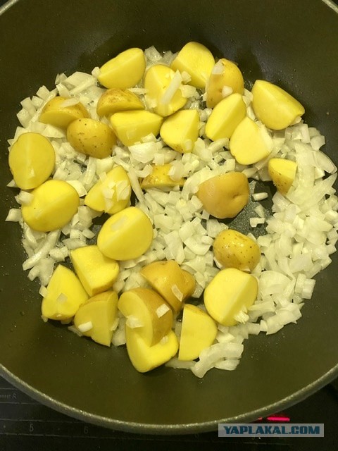 Рыбный чаудер с картофелем, кукурузой и хрустящим беконом.