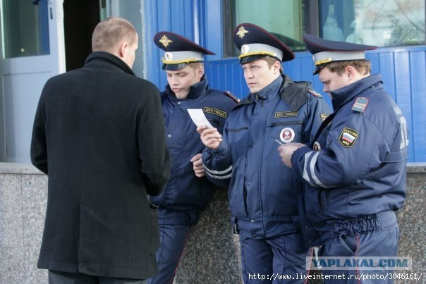 Наглые полицейские создают аварийную обстановку