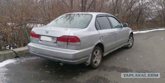 Мамин гонщик из Красноярска при игре в шашки совершил ДТП, отправив "Мазду" на встречку, а затем спокойно уехал с места происшествия