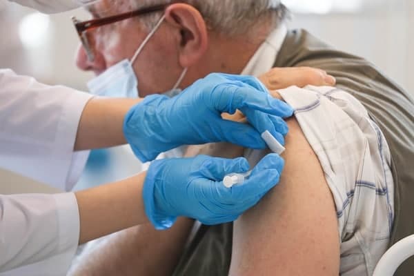 Власти Петербурга не смогли объяснить, как будут наказывать отказывающихся от вакцинации людей
