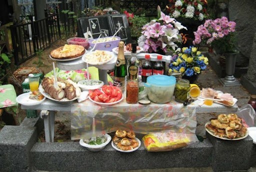 В Нижнем Новгороде цыгане устроили шашлычное застолье прямо посреди памятников и крестов на местном кладбище