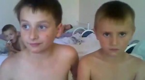 На этой фотографии два мальчика, подвергшихся воздействию одного и того же источника оспы